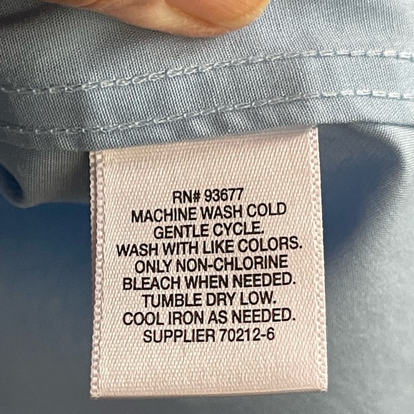 Liz Claiborne blue button-down shirt - Picture 6 of 7